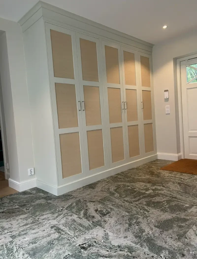 Stor entré med grön natursten som golv, plattsättning av Mplattsättning AB.