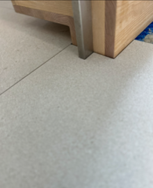 Närbild utskärming i golvet, utfört av Mplattsättning AB.