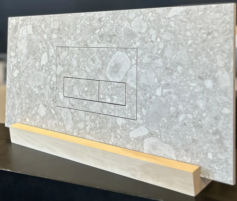 Närbild som illustrerar den precison och noggrannhet som Mplattsättning AB har i allt de gör. Här en bild på en integrerad spolknapp.