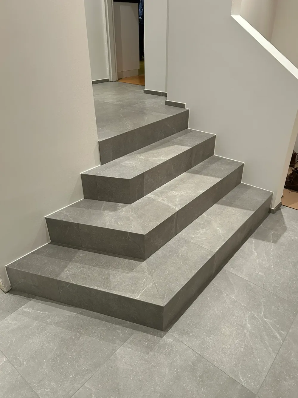 Klinkerbelagd trappa som binder ihop ny utbyggnad med det äldre huset, utförd av Mplattsättning AB.